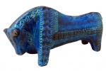 ESCULTURAS, Escultura em cerâmica vitrificada representando touro, com pintura predominante na tonalidade azul e realces em verde. Med.:16x32x14,5cm.