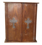ARTE SACRA, Caixa de chamada para doentes, confeccionada em madeira, com incrustação de cruz em metal prateado, interior forrado em veludo na tonalidade roxa (no estado), possui colados e sinais de cupim tratado. Vestígios de selo no verso. Med.: 37x21x17cm.
