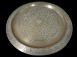 BRONZE, Bandeja de mesa confeccionado em bronze indiano polido ricamente cinzelado por elementos geométricos e motivos florais. Med.: 64,5cm.