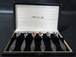 METAL PRATEADO, Seis colheres para café, em metal espessurado, a prata, decorada e cinzelada com pontos turísticos do Brasil, acondicionada em estojo original. Med.: 10cm.