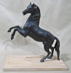 ESCULTURAS, Escultura em bronze representando cavalo, apoiado sobre base retangular de granito. Med.: 29x28x12,5cm.