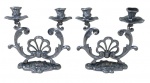 BRONZE, Par de candelabros para 2 velas em bronze niquelado, ricamente cinzelado por arabescos e concheados com vazados, bobeches no feitio de flor. Med.: 19x20x9cm.