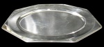 CHRISTOFLE, Grande travessa para banquete em metal francês espessurado a prata, em formato oitavado com borda cinzelada por caneluras. Med.: 64x44cm.