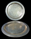 BRONZE, Dois medalhões confeccionado em bronze indiano polido ricamente cinzelado por elementos geométricos e motivos florais. Med.: 35cm.