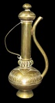 METAL DOURADO, Bule turco em metal dourado, corpo bojudo cinzelado com flores e elementos vegetalistas, gargalo alongado, alça encurvada e base circular. Med.: 28,5cm.