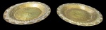 BRONZE, Dois pratos decorativos confeccionado em bronze indiano polido, decoração martelada e perolada. Med.: 15cm.