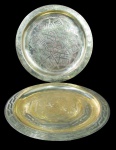 BRONZE, Dois medalhões confeccionado em bronze indiano polido ricamente cinzelado por elementos geométricos e motivos florais. Med.: 35cm.
