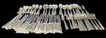 FRACALANZA, Parte de faqueiro em metal espessurado a prata, composto de 133 peças, cabo com decoração frisada, sendo: a) 20 facas de jantar serrilhadas, b) 23 garfos de jantar, c) 21 facas de sobremesa serrilhadas, d) 10 garfos de sobremesa, e) 29 colheres de sopa, 1 com falhas na prateação, f) 13 colheres de sobremesa, 4 com falhas na prateação, g) 12 colheres para chá, h) 13 colheres para café, i) 6 facas para peixe e j) 6 garfos para peixes.