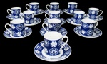 PORCELANA, Doze xícaras para café com seus respectivos pires, confeccionadas em porcelana esmaltada na tonalidade azul, com pintura de flores na cor branca. Med.: 6x7x5cm / 10,5cm.