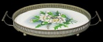 FAIANÇA, Bandeja alemã, confeccionada em faiança vitrificada, com pintura de flores e folhagens em policromia, galeria em metal prateado, com decoração vazada. Med.: 35x21cm.