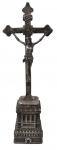 ARTE SACRA, Crucifixo em metal espessurado a prata, Cristo sobreposto, apoiada sobre base ricamente cinzelada. Med.: 35x12cm.