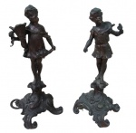 ESCULTURAS, Duas floreiras confeccionadas em petitbronze, representando casal de crianças, ricamente cinzeladas por arabescos, flores e folhagens em relevo. Med.: 21cm.