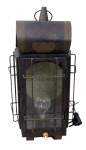 LUMINÁRIAS, Arandela no formato de lanternas para um lume, confeccionadas em latão e outros materiais, trazem a legenda LONDON 1747, parte elétrica não testada, medindo 26 cm altura