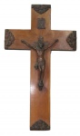 ARTE SACRA, Crucifixo, cruz em madeira, ornamentada por Cristo sobreposto confeccionado em bronze, com ricos detalhes e adereços com cinzelado floral. Medidas: 40x33cm.