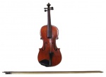 INSTRUMENTOS MUSCIAIS,  Violino confeccionado em madeira, acondicionado em estojo apropriado, parte interna com forração em feltro na tonalidade azul, acompanha o arco de corda. Violino com colados e sem corda, estojo com desgastes e arco com cordas frouxa. Med.: Violino: 60x20cm / Estojo: 78x23cm.