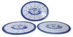 PORCELANA, Três descansos de panela em porcelana esmaltada na tonalidade branca, com pintura de elementos geométricos e paisagem na tonalidade azul. Med.: 29,5x22,5cm.