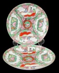 PORCELANA ORIENTAL, Par de pratos decorativos em porcelana esmaltada na tonalidade branca, ricamente decorado por pintura de figuras, flores e folhagens em rica policromia e realces em ouro. Marcado no fundo. Med.: 19cm.