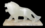 ESCULTURAS, Escultura confeccionada em jade na tonalidade branca, representando Leão, apoiado sobre base retangular em mármore. Med.: 13x21,5x6cm.