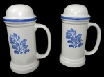 FAIANÇA, Saleiro e pimenteiro em faiança vitrificada na tonalidade creme, no feitio de caneca, com pintura de folhagens na tonalidade azul, borda circular escalonada. Med.: 17x11cm.
