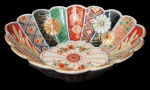 PORCELANA ORIENTAL, Bowl em porcelana esmaltada, com pintura de elementos geométricos,  flores e folhagens em rica policromia, bordas onduladas e formato oval. Marcado no fundo. Med.: 5x14x12,5cm.