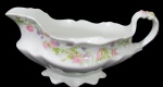 J&G MEAKIN, Inglaterra, Molheira em faiança vitrificada esmaltada na tonalidade branca, com pintura de flores, folhagens e arabescos em policromia. Med.: 10x21x10cm.