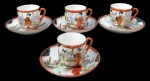 PORCELANA ORIENTAL, Quatro xícaras para café com seus respectivos pires em porcelana esmaltada na tonalidade branca com pintura de gueixas e paisagens orientais em rica policromia, borda e alça realçadas em vermelho. 1 bicada. Med.: 4x5,5x4,5cm / 9,5cm.