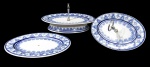 PORCELANA, Fruteira de pé de 3 estágios, confeccionada em porcelana esmaltada na tonalidade branca, com pintura de guirlanda floral na tonalidade azul, colunas em metal oxidado e quebrado. Desmontada. Med.: Base: 7,5x35x25cm / Prato: 30,5x21,5cm / 2 Prato: 25x27,5cm.