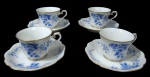 NORITAKE, Quatro xícaras para café com seus respectivos pires, confeccionadas em porcelana esmaltada na tonalidade branca, arabescos realçados em relevo, pintura de flores e folhagens na tonalidade azul e bordas filetadas a ouro. Med.: 5x8,5x7cm / 12cm.