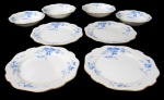 NORITAKE, Lote com 4 pratos para sobremesa e 4 bowls, confeccionadas em porcelana esmaltada na tonalidade branca, arabescos realçados em relevo, pintura de flores e folhagens na tonalidade azul e bordas filetadas a ouro. Med.: 18cm / 14cm.