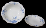NORITAKE, Saladeira e tigela, confeccionadas em porcelana esmaltada na tonalidade branca, arabescos realçados em relevo, pintura de flores e folhagens na tonalidade azul e borda filetadas a ouro. Med.: Saladeira: 7x24cm / Tigela: 4,5x18cm.