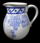 FAIANÇA, Jarra em terracota vitrificada, esmaltada na tonalidade branca, com pintura de frutos e folhagens na tonalidade azul, apresenta craquele e bicado na borda. Med.: 20x19x10,5cm.