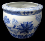 PORCELANA, Cachepot em porcelana esmaltada na tonalidade azul, com pintura de flores, folhagens em frisos na tonalidade azul. Med.: 12x15,5cm.