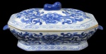 PORCELANA, Sopeira em porcelana esmaltada na tonalidade branca, formato oitavado, com pintura de flores, folhagens e arabescos na tonalidade azul. Med.: 12,5x30x16cm.