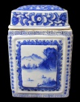 PORCELANA, Potiche em porcelana esmaltada na tonalidade branca, com pintura de flores, folhagens, estrelas, elementos geométricos e paisagens na tonalidade azul. Med.: 18,5x12,5x9cm.