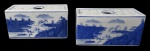 PORCELANA, Par floreiras em porcelana esmaltada na tonalidade branca, formato retangular, com pintura de paisagem na tonalidade azul. Med.: 9x17x7cm.