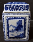 PORCELANA, Potiche em porcelana esmaltada na tonalidade branca, com pintura de flores, folhagens, estrelas, elementos geométricos e paisagens na tonalidade azul. Med.: 18,5x12,5x9cm.