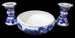 PORCELANA/FAIANÇA, Lote com 3 peças, sendo: A) 1 centro de mesa em porcelana esmaltada na tonalidade branca com pintura de flores e folhagens na tonalidade azul (16cm) e B) par de castiçais em faiança vitrificada na tonalidade branca com pintura de flores e folhagens na cor azul (10cm).