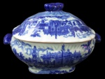 VICTORIA WASS, IRONSTONE, Sopeira em porcelana esmaltada, com pintura de paisagens e figuras de época na tonalidade azul. Marcada no fundo. Med.: 20x29x17cm.