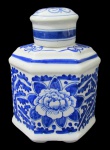 PORCELANA, Perfumeiro em porcelana esmaltada na tonalidade branca, com pintura de arabescos, flores e folhagens na tonalidade azul. Med.: 17x12x8,5cm.