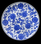 PORCELANA, Medalhão em porcelana esmaltada na tonalidade branca, com pintura de flores e folhagens na tonalidade azul. Med.: 31cm.