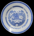 PORCELANA ORIENTAL, Medalhão em porcelana esmaltada na tonalidade branca, com pintura de elementos geométricos, folhagens, laços e paisagem oriental na tonalidade azul. Med.: 40,5cm.