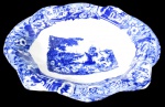 VICTORIA WASS, IRONSTONE, Centro de mesa/fruteira em porcelana esmaltada na tonalidade branca, ricamente decorado por paisagens, pássaros, flores e folhagens na tonalidade azul. Apresenta vestígios da marca no verso. Med.: 11x38x31cm.