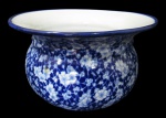 VICTORIA WASS, IRONSTONE, Cachepot em porcelana esmaltada na tonalidade branca, com pintura de flores e folhagens na tonalidade azul. Med.: 14x22,5cm.