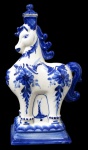 FAIANÇA, Garrafa em faiança vitrificada representando cavalo, com pintura de flores e folhagens e realces na tonalidade azul. Manufatura no verso. Med.: 23x13x8cm.