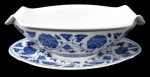 PORCELANA ORIENTAL, Molheira fixada a presentoir em porcelana esmaltada na tonalidade branca, com pintura de flores e folhagens na tonalidade azul. Med.: 9x22,5x13cm.