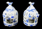 PORCELANA, Par de gaiolas decorativas em porcelana esmaltada na tonalidade azul, com pintura de flores e folhagens na tonalidade azul, decoração vazada e pássaros em relevo. Med.: 11x7cm.