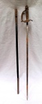 MILITARIA, uma (1) antiga espada, lâmina em aço alemão com marca de origem SOLINGEN, sinais de oxidação, guarda mão em bronze relevado em perolados, escamas e elementos vegetalistas, terminando em cabeça de animal, empunhadura recoberta em tresse de aramado, pomo em bronze na forma de elmo, bainha laqueada na tonalidade preta com acabamentos em metal, medindo 94 cm comprimento.