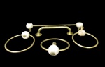 METAL DOURADO, Quatro porta toalhas e 1 corrimão em metal dourado com acabamentos em mármore. Med.: 19,5x17,5cm / 47cm / 30cm.