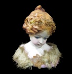 ESCULTURAS, Busto em faiança vitrificada esmaltada representando dama antiga, pintura policromada. Med.: 21x18,5x10cm.