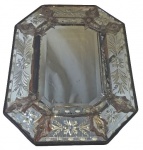 ESPELHOS, Espelho veneziano em cristal bisotado, ricamente lavrado à mão, apresentando exuberante decoração floral, original de época, com estrutura em madeira. Possui oxidação. Peça no estado. Med.: 54x40cm.